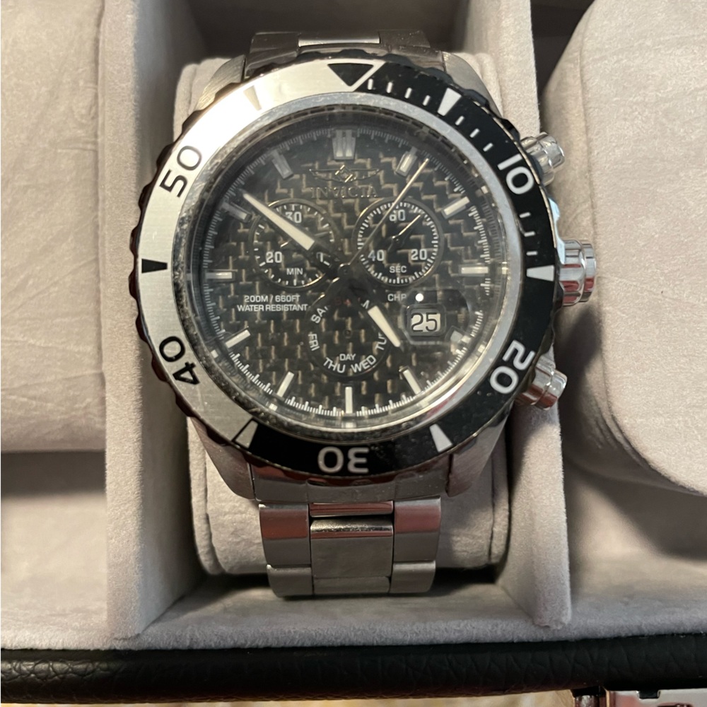 Invicta Pro Diver - Black Carbon Fiber face